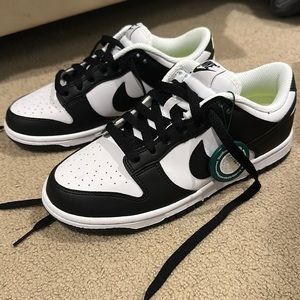 Black and white Nike Dunks WOMEN SIZE US6